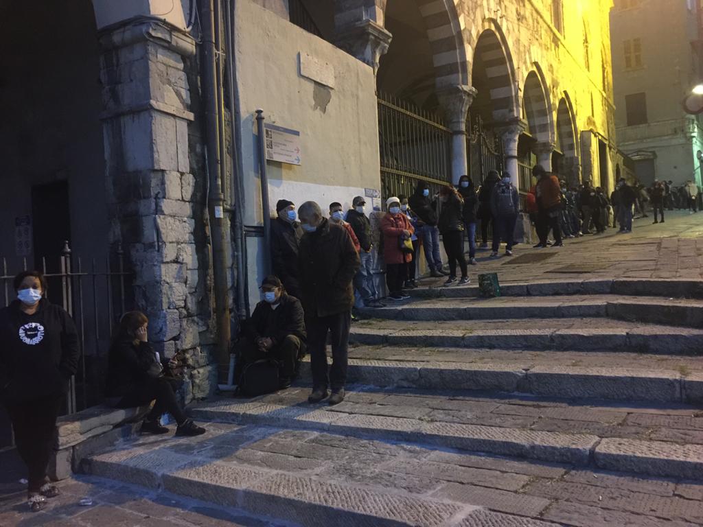 Test rapidi anti covid, alla Commenda di Genova Pre' in fila dalle 3 di notte