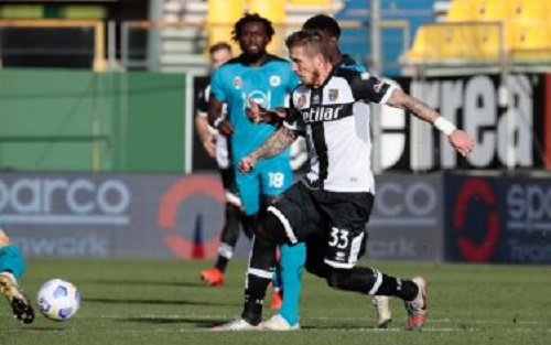 Parma-Spezia 2-2, doppio vantaggio e tre pali ma la beffa arriva in pieno recupero