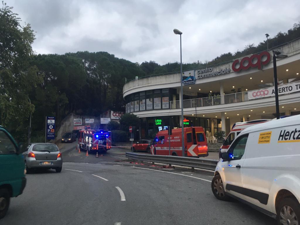 Incendio in un negozio ad Arenzano, fiamme spente dai vigili del fuoco 