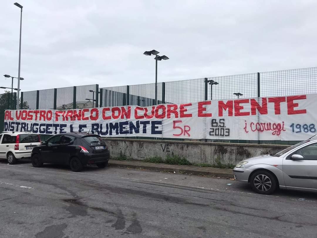 Genoa, i tifosi rossoblù caricano la squadra con uno striscione