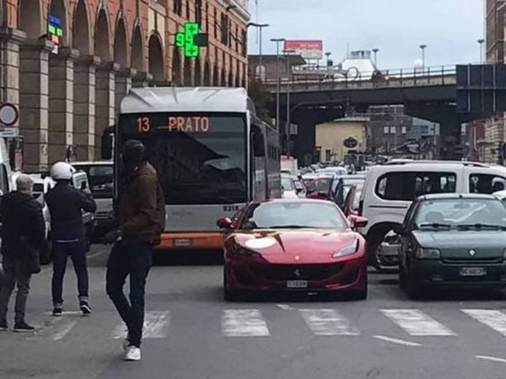 Parcheggia la Ferrari in doppia fila, traffico in tilt a Genova 