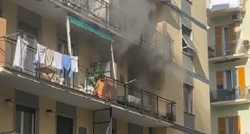 Incendio in appartamento a Genova, inquilino e anziani evacuati dai pompieri