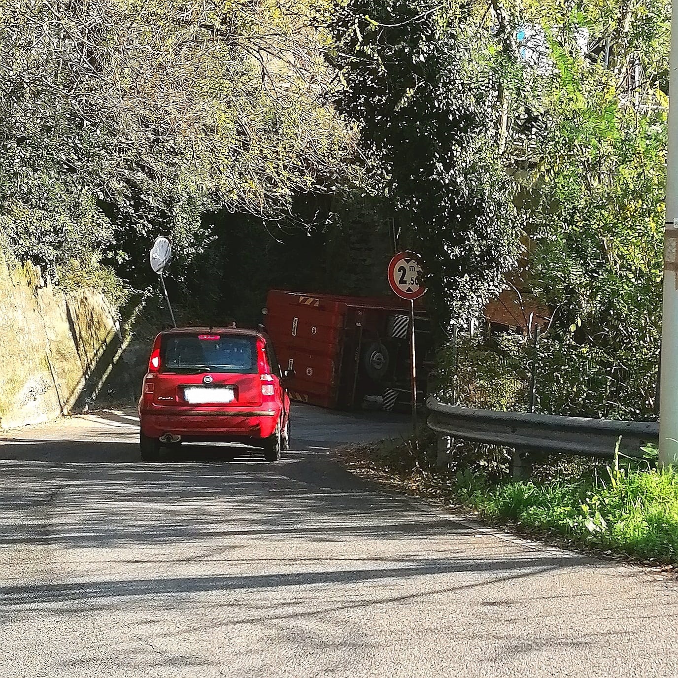 Serra Riccò, camion si ribalta lungo la strada: disagi alla viabilità