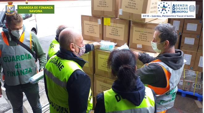 Porto di Vado Ligure, sequestrate 60 mila mascherine