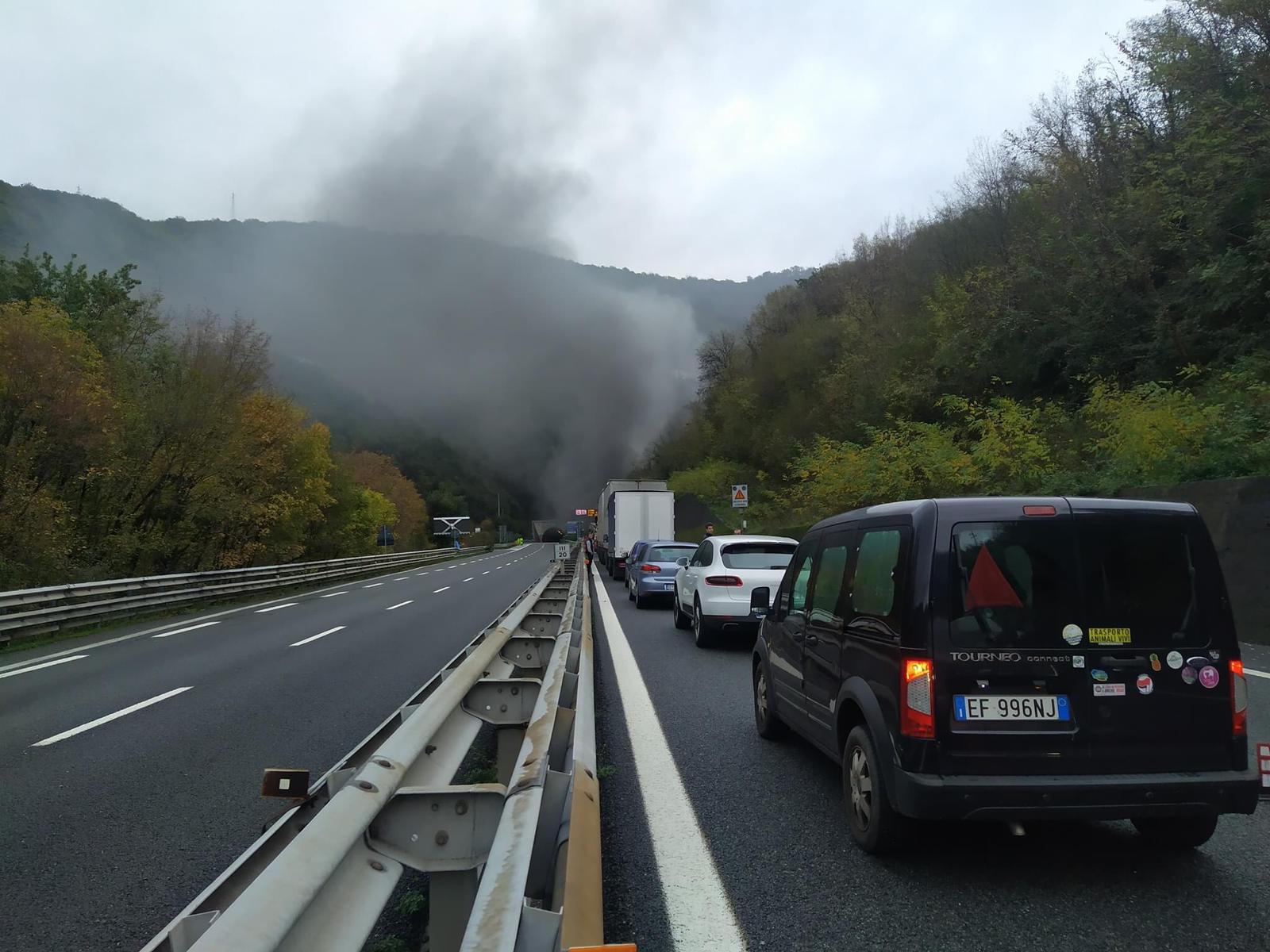 Incendio veicolo in galleria sulla A12 tra Genova Nervi e Recco: code e disagi al traffico 