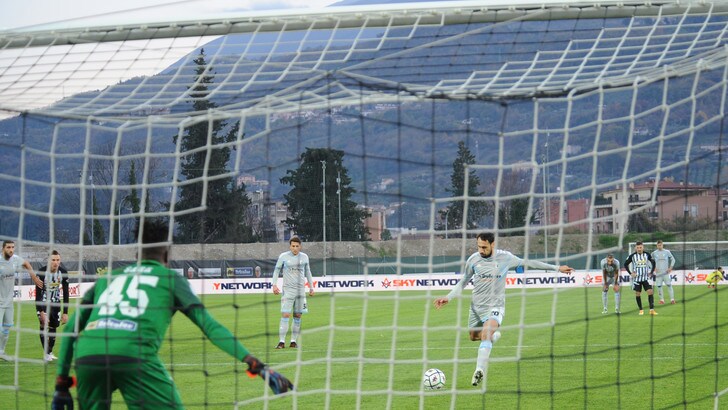 V. Entella, occasione sprecata: si fa rimontare dall'Ascoli ridotto in nove ed è 1-1