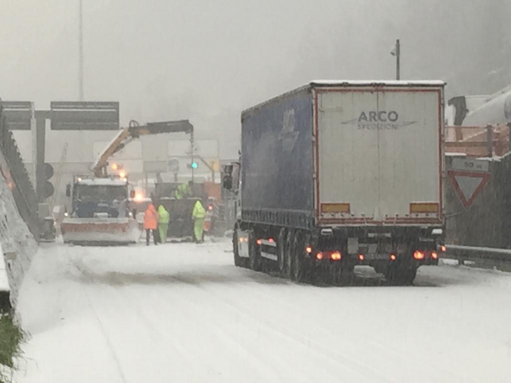 Maltempo, coperte e cibo ad automobilisti bloccati in Liguria