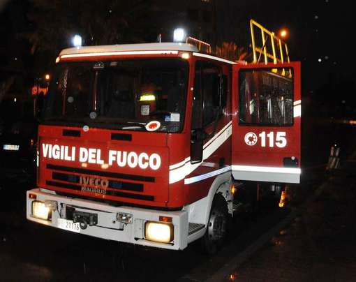 Incidente sul lavoro, operaio cade in un cavedio: arrivano 118 e vigili del fuoco 