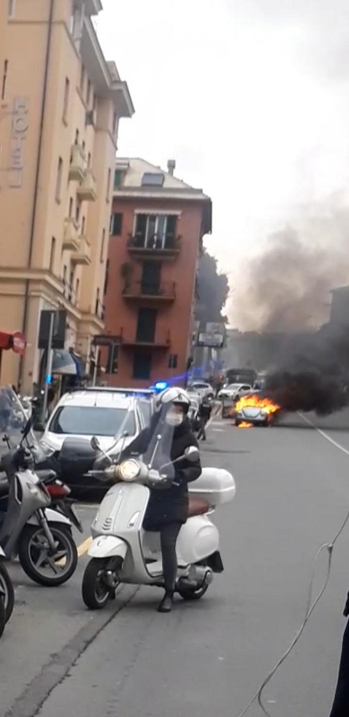 Auto in fiamme in Via dei Mille a Genova