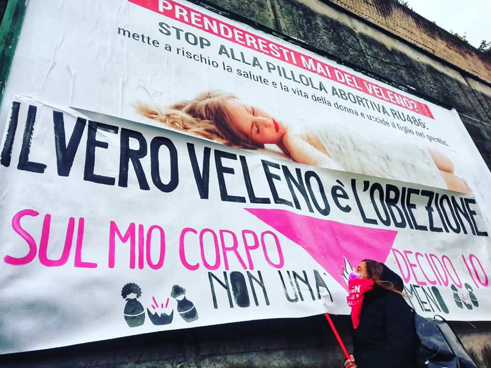 Manifesti Pro Vita contro la pillola abortiva, proteste in piazza di 'Non una di meno'