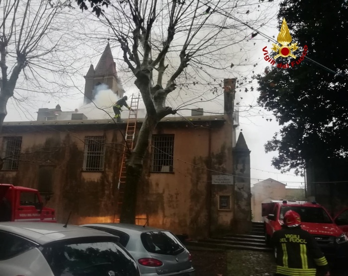 Fiamme al santuario delle Grazie a Genova, suore allontanate