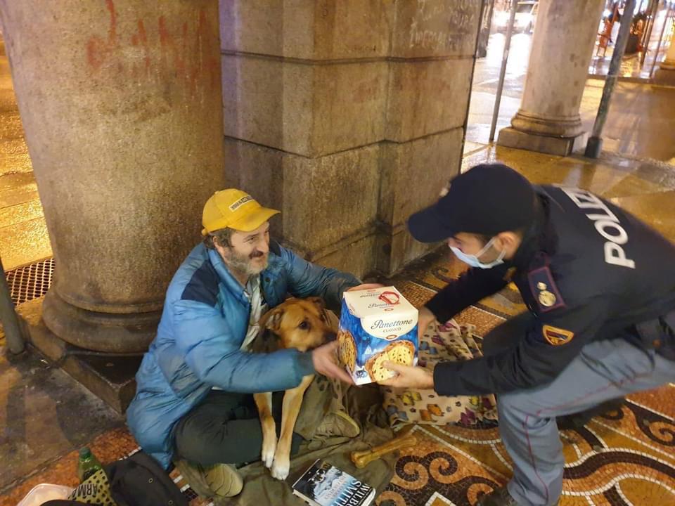 Il dono di Natale, la polizia di Genova regala i panettoni ai senza tetto