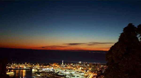 La stella cometa fotografata a Genova, fenomeno visibile dopo 800 anni