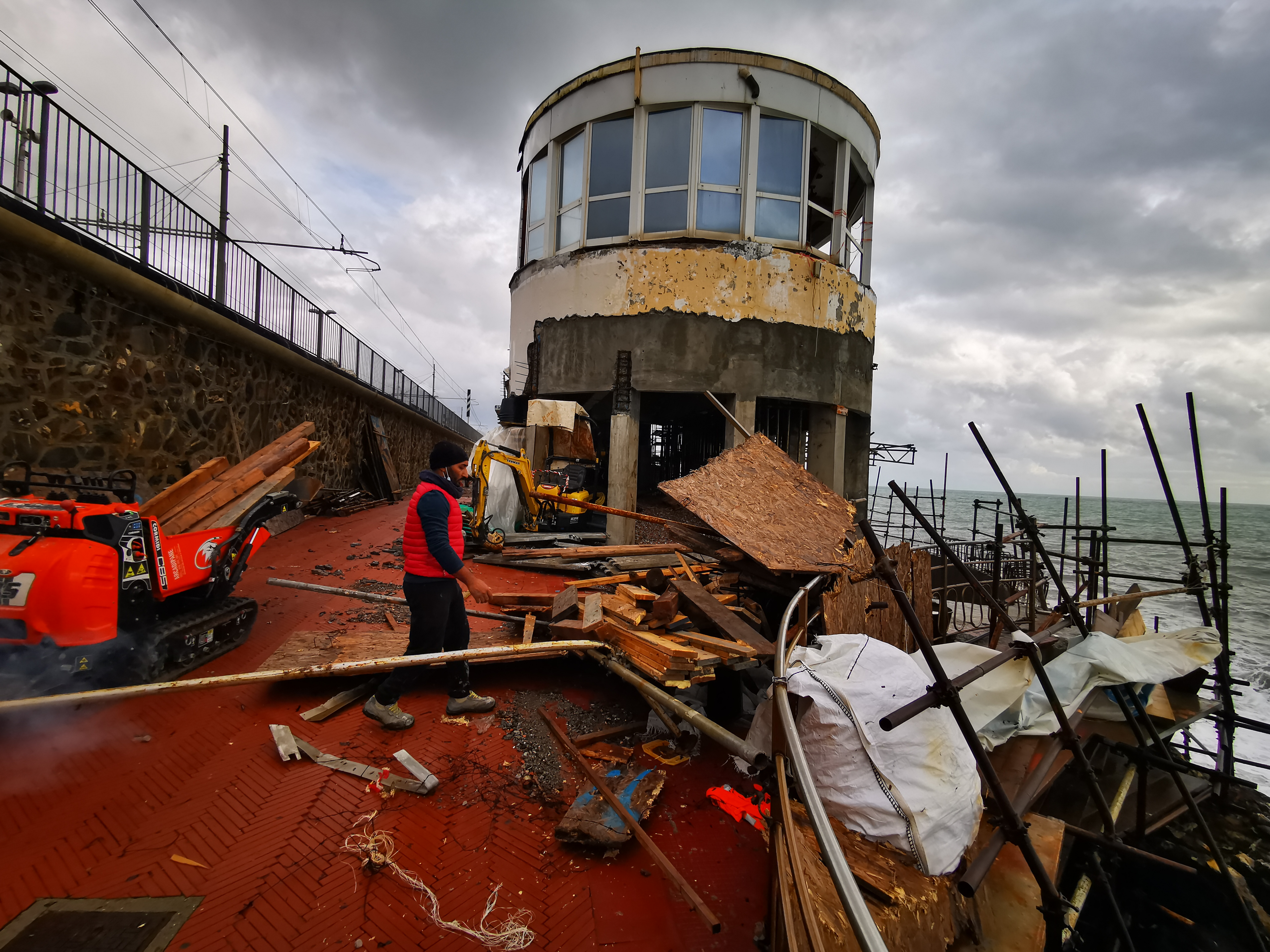 Mareggiata a Genova Nervi, danneggiata di nuovo la Marinella