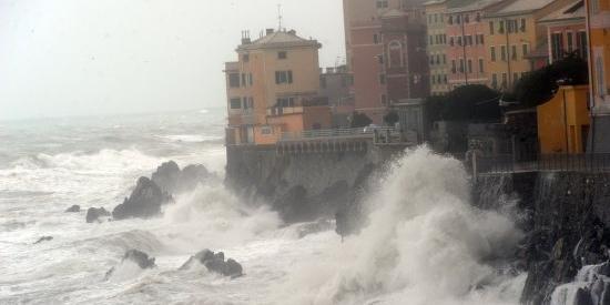 Vanno a guardare la mareggiata, cadono dagli scogli e restano feriti