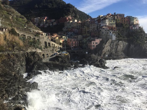 Viaggio nelle 5 Terre deserte, entro fine anno iniziano i lavori per la Via dell’amore 