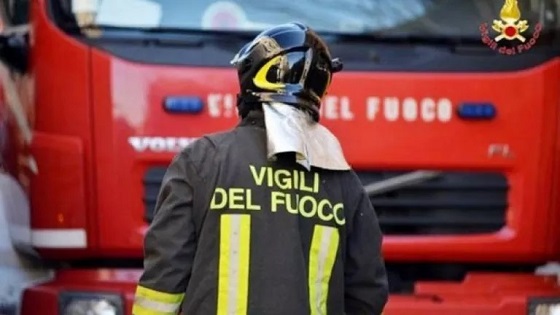 Genova, ruota di un autocarro alle fiamme: pompieri sventano guai peggiori