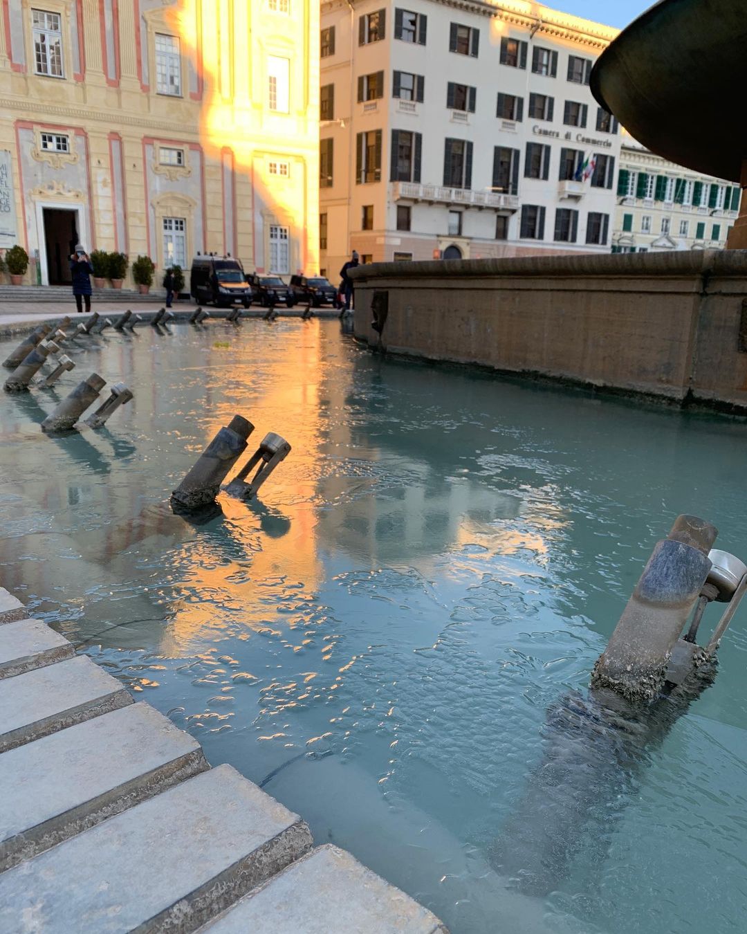 Freddo, ghiaccia la fontana in Piazza De Ferrari a Genova