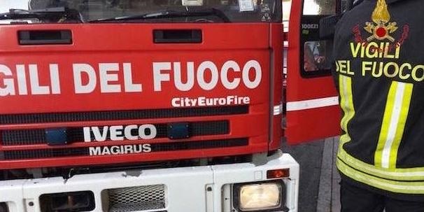 Lavagna, raid dei piromani: in fiamme quattro cassonetti