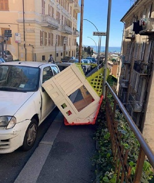 Genova, casetta per bambini vola in strada a causa del forte vento