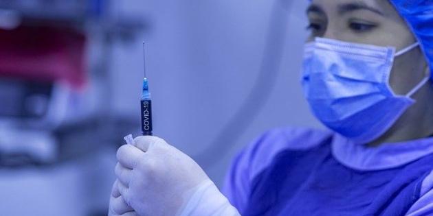 Vaccini, Toti: valutare tema patentino a livello comunitario