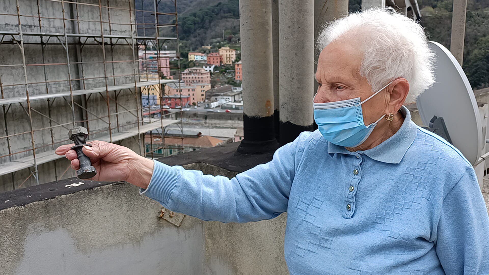  Genova, novantenne abitante sotto il viadotto Bisagno trova bullone e cerchione sul poggiolo