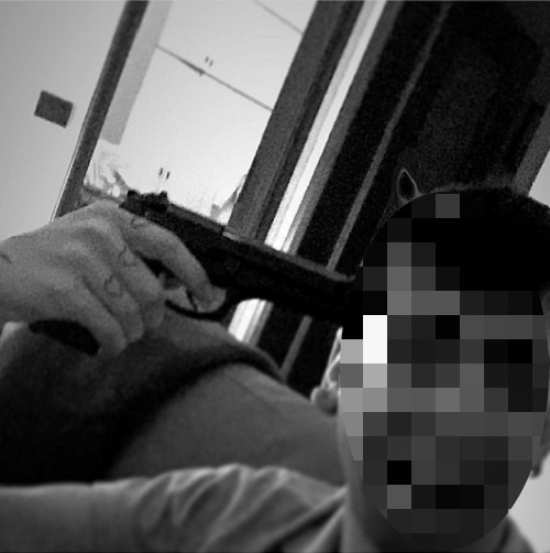 Genova, pubblica due foto con la pistola dello zio che viene denunciato