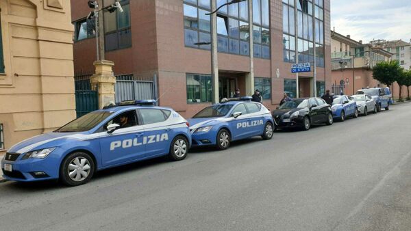 Chiavari, spaccio di droga e assembramenti: bar chiuso dalla polizia