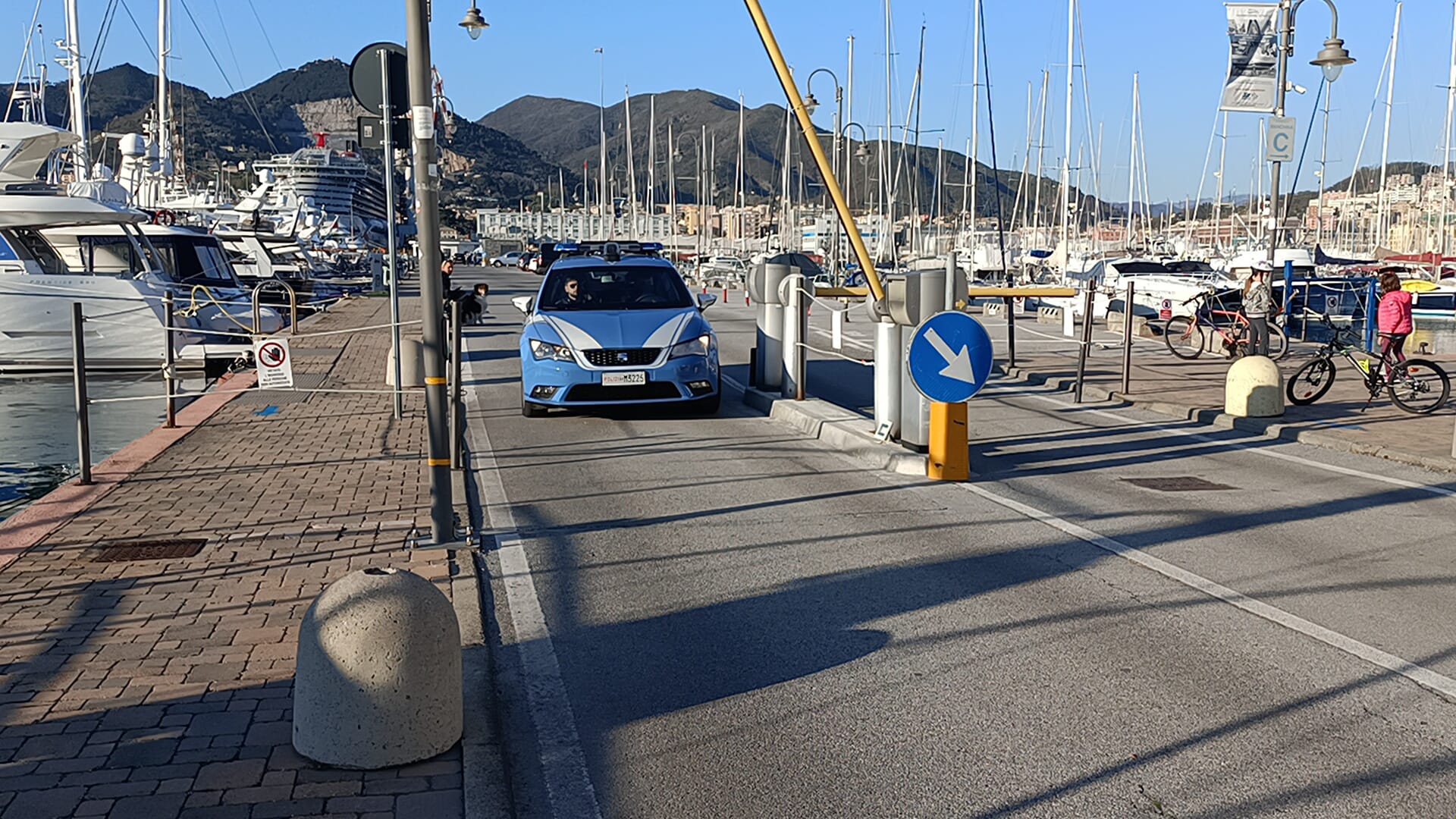 Genova, donna imbarcata su yacht cade in acqua e muore