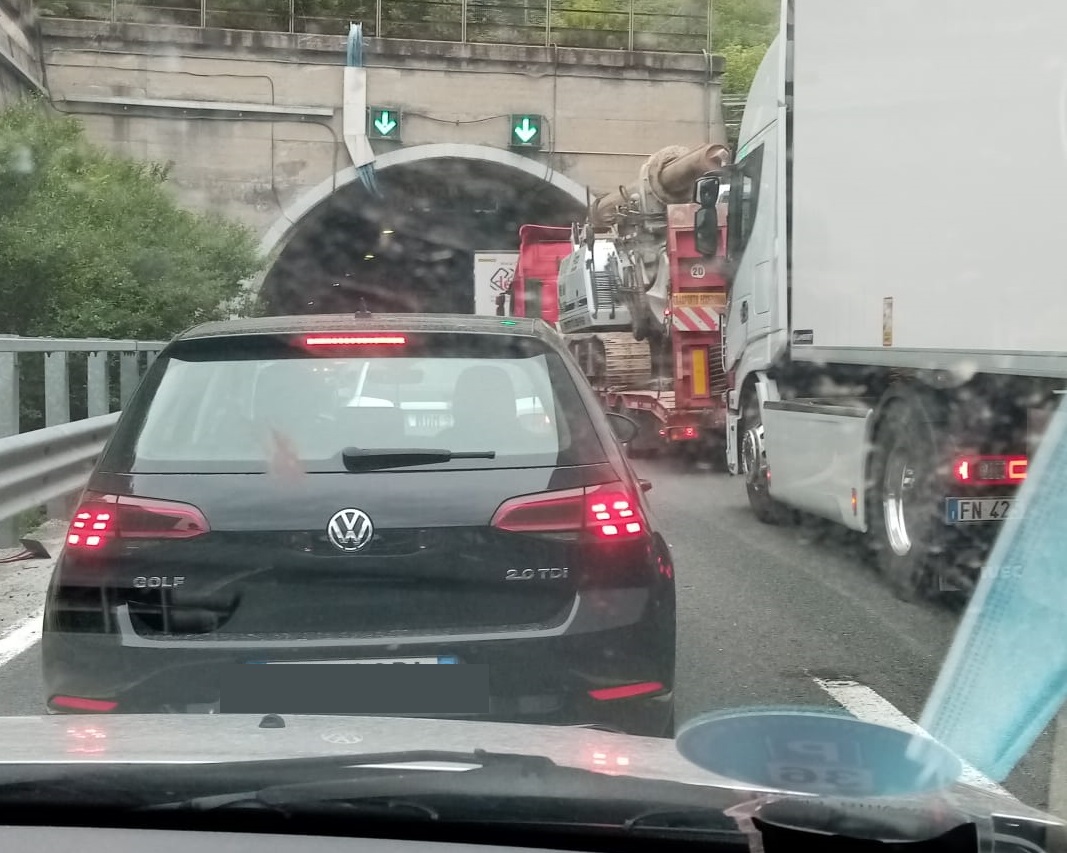 Autostrade: incidente in A12 su uno scambio di carreggiata, code in entrambe le direzioni