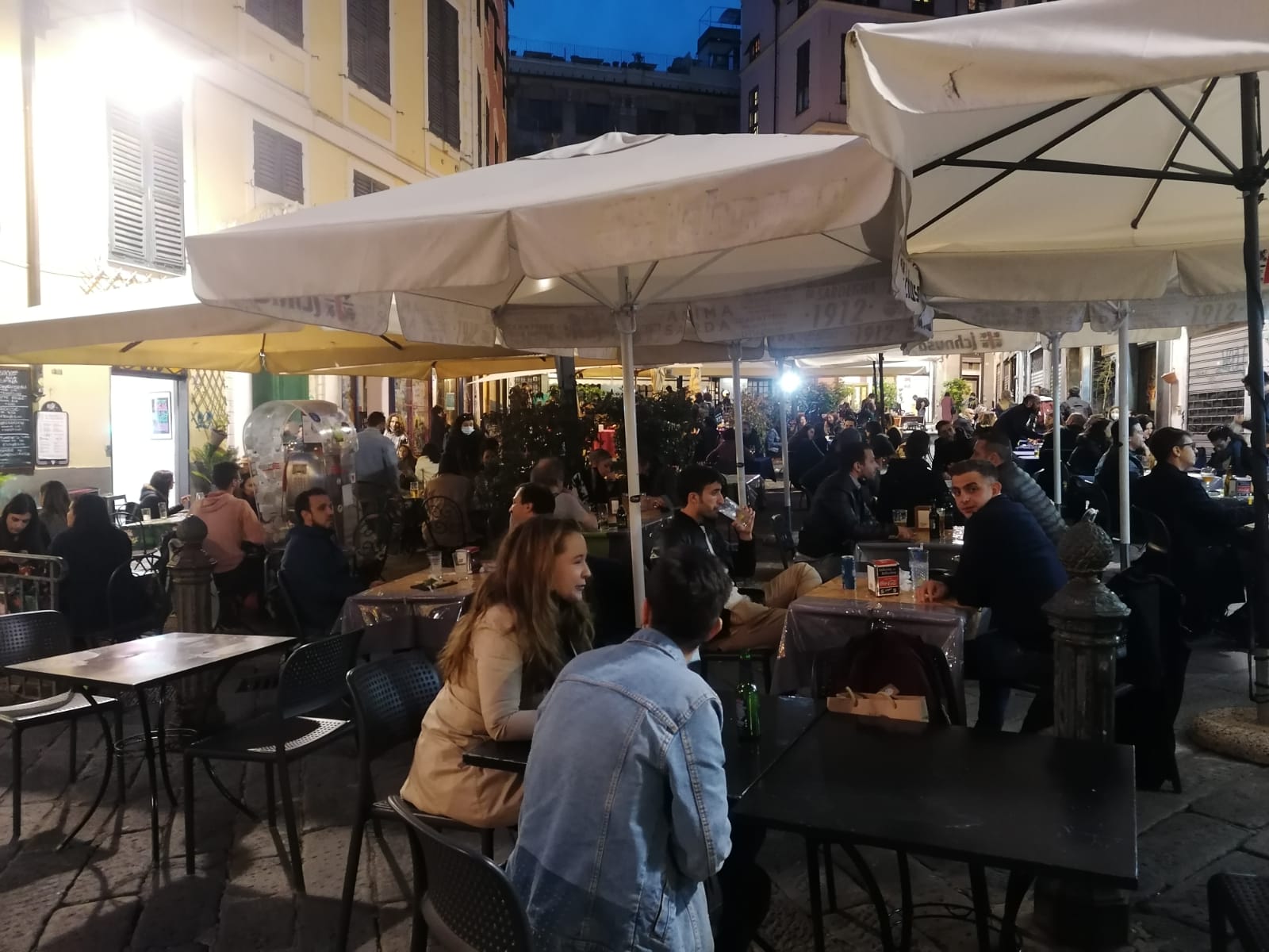 Un sorso di normalità, a Genova le prime cene e aperitivi seppur 'bagnati'