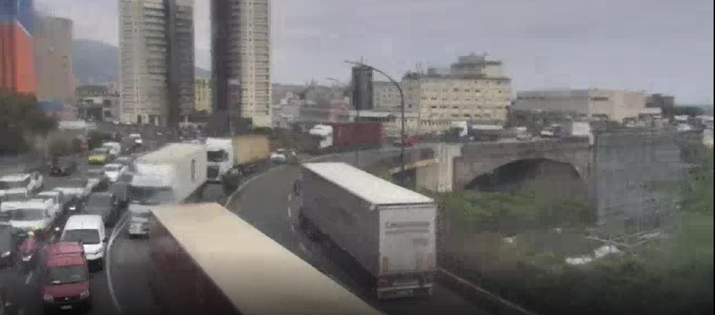 Autostrade caos, cisterna in panne a Genova Ovest e il traffico va in tilt 