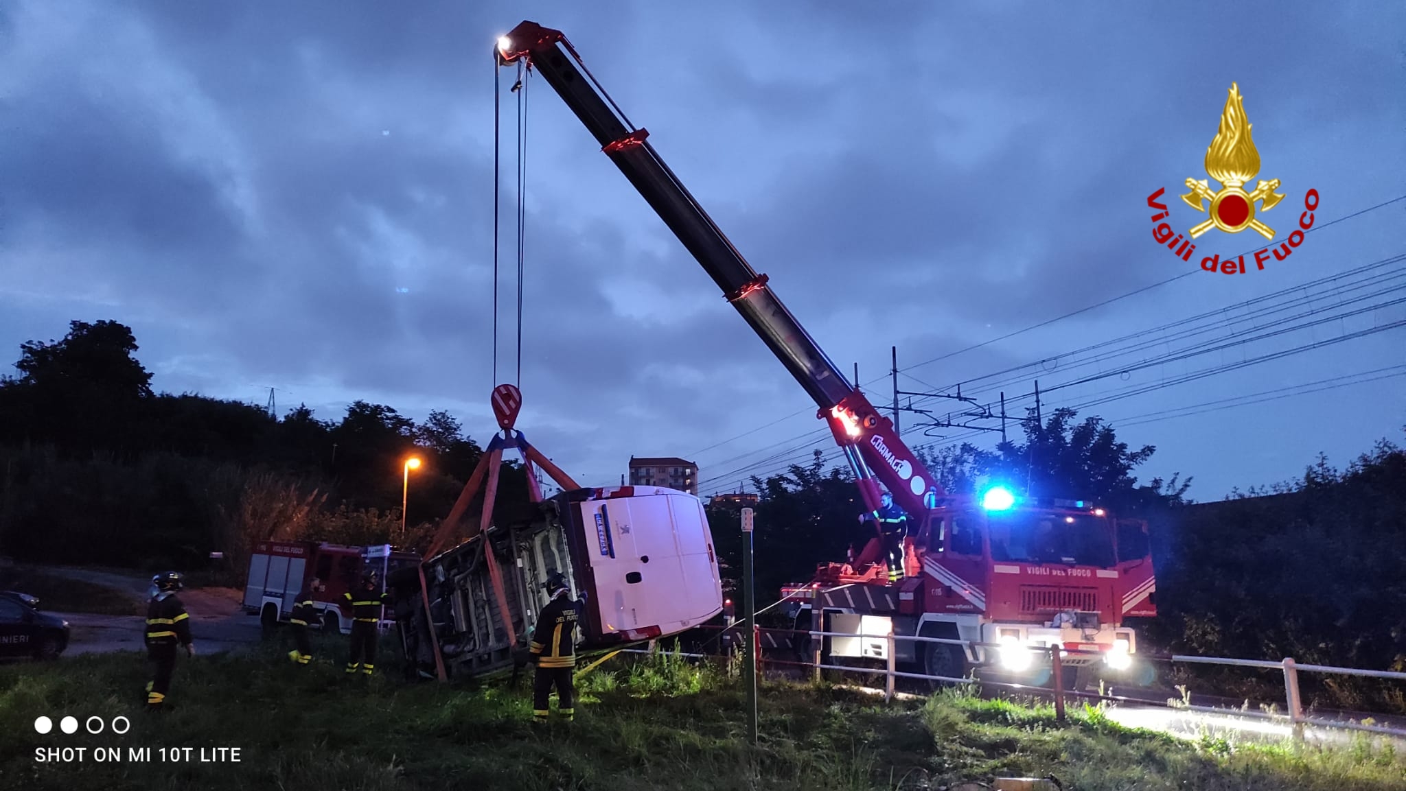 Furgone esce di strada e finisce su un tubo del gas, intervengono i pompieri