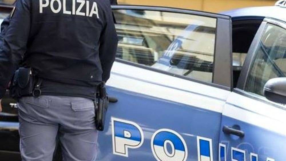 Si intesta un assegno smarrito e non restituisce la macchina alla compagna: denunciato