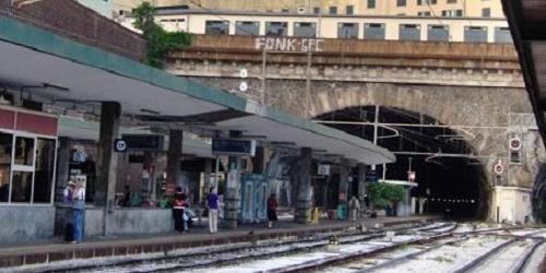 Genova: fa la pipì sui binari, mentre arriva il treno: il macchinista frena, ma arriva la denuncia