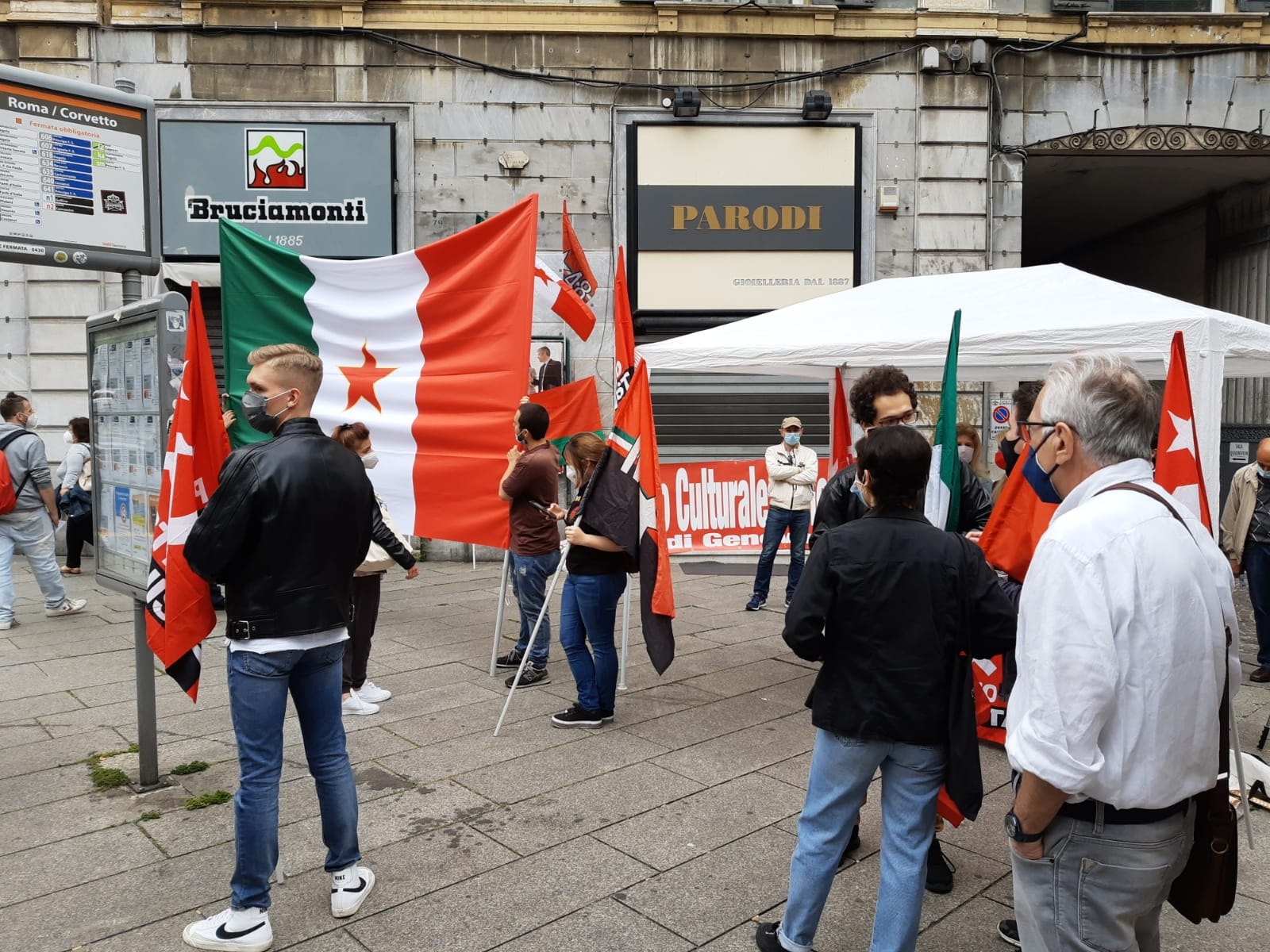 Genova, presidio del Comitato 27 Febbraio contro il governo Draghi