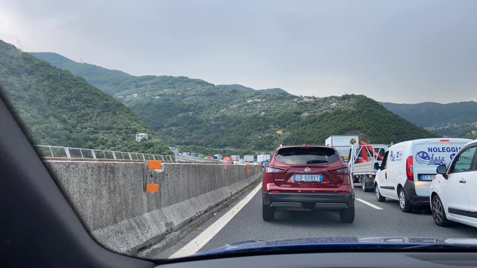 Incidente in A12 fra due vetture, traffico paralizzato