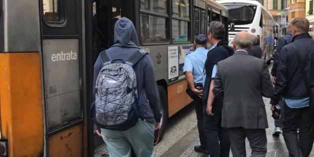 Furbetti del biglietto del bus, maxi controlli a Genova: 100 multati