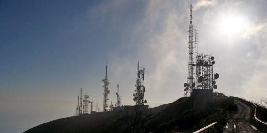 A fuoco antenna telefonica a Coronata, si indaga sull'ipotesi del dolo