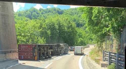 Autostrade, tir ribaltato sulla A7: si creano nuove code