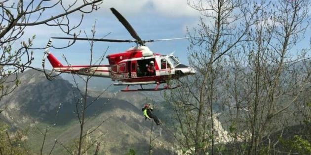 Imperia, anziano perde il controllo alla guida: auto si ribalta in una fascia