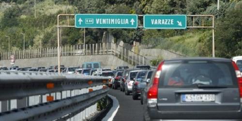 Caos autostrade, lunghe code e un tamponamento tra mezzi pesanti sulla A26