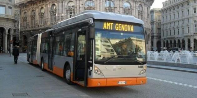 Studenti milanesi impediscono all'autobus di partire, 4 denunciati