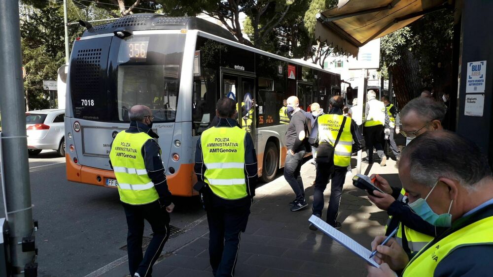 Bus a Genova, maxi controlli alle fermate: 80 furbetti senza biglietto sanzionati 