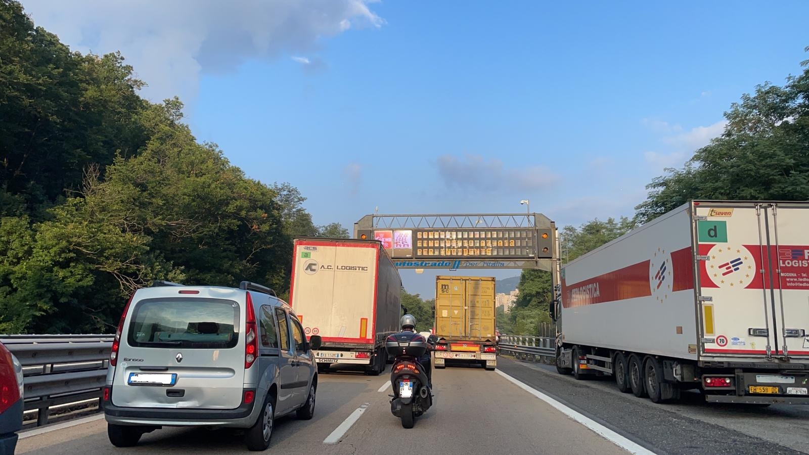 Caos autostrade, lunghe code dall'alba: due incidenti in A7 e A12