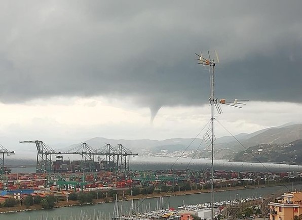 Maltempo a Genova, tromba d'aria nel Ponente 