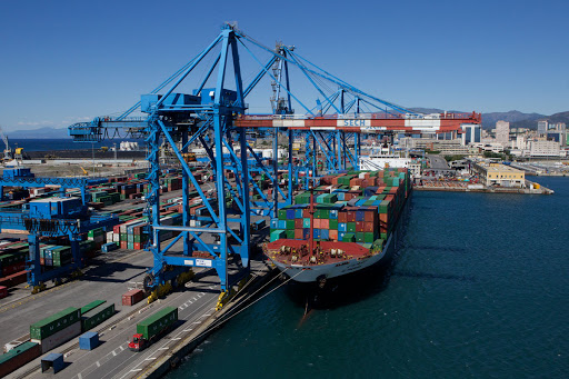 Porto di Genova, problema durante lo scarico: container restano in bilico