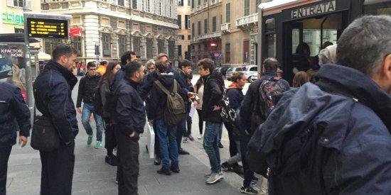 Maxi-controlli Amt in piazza Fontane Marose, sanzionati in 67