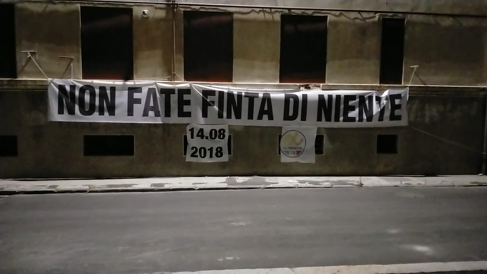 Trattativa Stato-Autostrade, striscione sotto il ponte. Crucioli: 