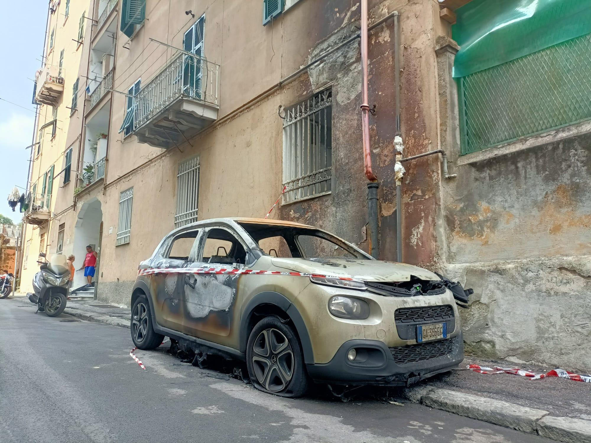 Genova, due piromani bruciano auto: danni al palazzo e bimbo intossicato